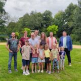Eltern mit Kindern auf dem Spielplatz Römerstraße