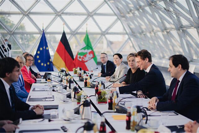 Die Mitglieder der neuen schwarz-grünen Regierung von Nordrhein-Westfalen bei ihrer ersten Kabinettssitzung der neuen Landesregierung im Ständehaus in Düsseldorf. (Archivbild)