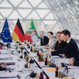 Die Mitglieder der neuen schwarz-grünen Regierung von Nordrhein-Westfalen bei ihrer ersten Kabinettssitzung der neuen Landesregierung im Ständehaus in Düsseldorf. (Archivbild)