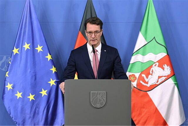 Hendrik Wüst (CDU), Ministerpräsident von Nordrhein-Westfalen, spricht auf einer Konferenz der Landesregierung.