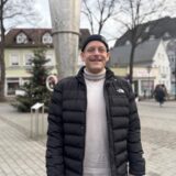 Felix Rust steht auf dem Postplatz in Schwerte und lacht in die Kamera.