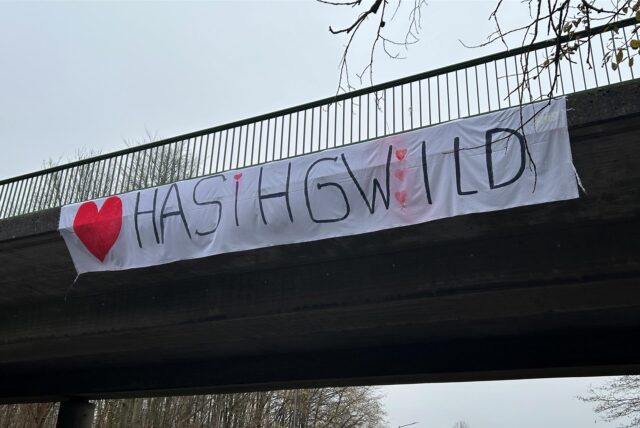 An der Brücke über der B235 hängt derzeit ein großes Banner mit vielen Herzen.