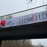 An der Brücke über der B235 hängt derzeit ein großes Banner mit vielen Herzen.