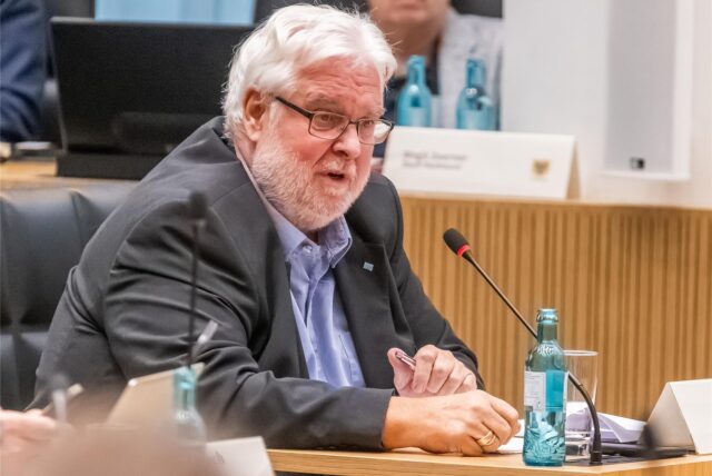 Heiner Garbe, der AfD-Fraktionschef, bei der Sitzung des Stadtrats im November 2024.