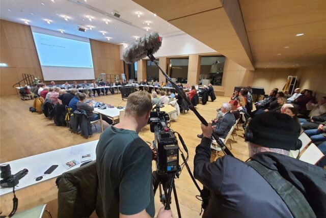 Ein Kamerateam verfolgt die Debatte rund um das Rauchverbot im Holzwickeder Gemeinderat.
