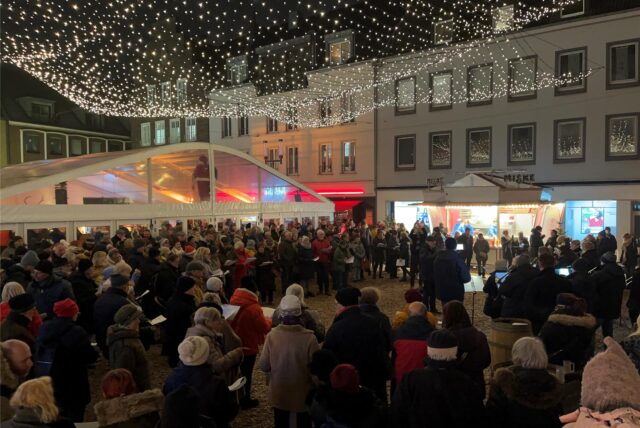 Unter dem Lichterstern auf dem Dorstener Marktpkatz findet wieder das Weihnachtssingen statt.