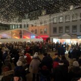 Unter dem Lichterstern auf dem Dorstener Marktpkatz findet wieder das Weihnachtssingen statt.