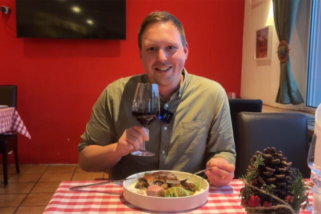 Fabian Hollenhorst probiert die von Nunzio Marcucci in der Trattoria Puglia zubereitete Entenkeule und Entenbrust.
