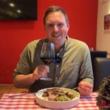 Fabian Hollenhorst probiert die von Nunzio Marcucci in der Trattoria Puglia zubereitete Entenkeule und Entenbrust.