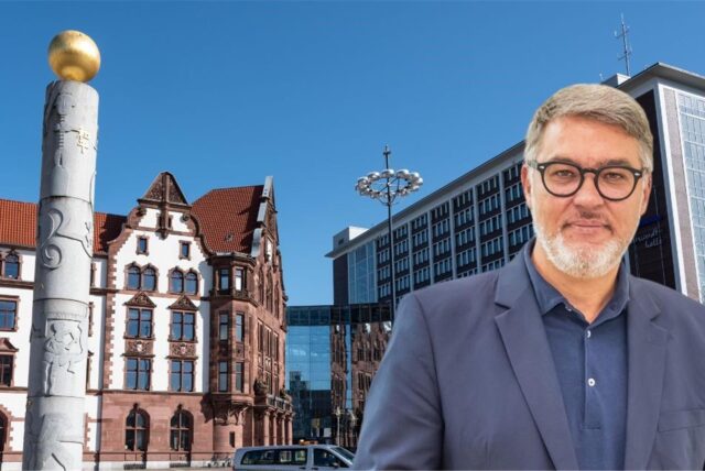 Eine Montage: Oberbürgermeister Thomas Westphal ist vor dem Rathaus in Dortmund zu sehen.