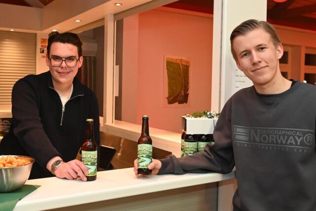 Corvin Biesterfeldt und Johann Tietz aus Dorsten mit dem TiBi Pils in der Hand.