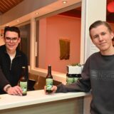 Corvin Biesterfeldt und Johann Tietz aus Dorsten mit dem TiBi Pils in der Hand.
