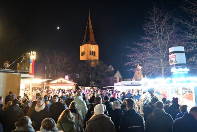 Viele Besucher zwischen den Ständen beim Weihnachtsmarkt Polsum.