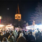 Viele Besucher zwischen den Ständen beim Weihnachtsmarkt Polsum.