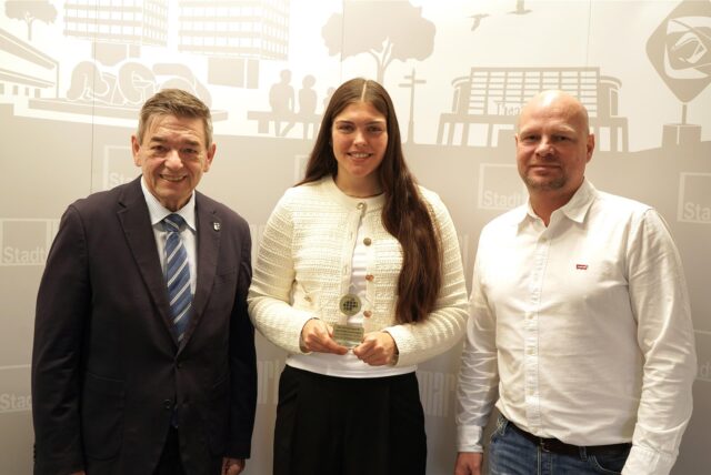 Sophia Winkler besuchte Bürgermeister Werner Arndt (links) im Stadthaus 1. Mit dabei: Der städtische Sportkoordinator André Mölleken (rechts).