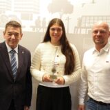 Sophia Winkler besuchte Bürgermeister Werner Arndt (links) im Stadthaus 1. Mit dabei: Der städtische Sportkoordinator André Mölleken (rechts).