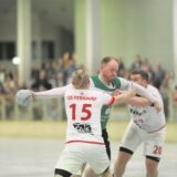 PSV Spieler Torsten Eberhard behauptet sich im Spiel gegen TuS Ferndorf II Zweikampf.