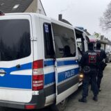 Polizeibeamte stehen neben einem Mannschaftswagen in Oer-Erkenschwick.