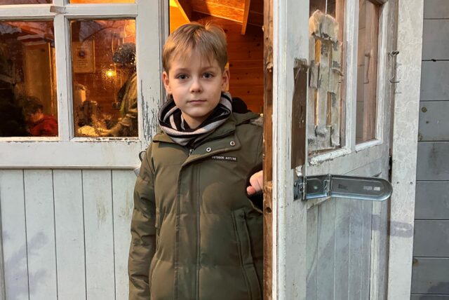 Thilo (8) an der Tür mit dem aufgebrochenen und nur provisorisch reparierten Schloss auf dem Zaubergarten-Gelände in Marl.