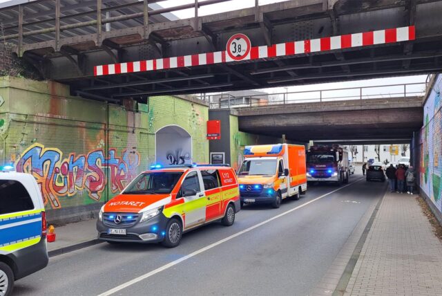 Rettungswagen auf der Bahnhofstraße.