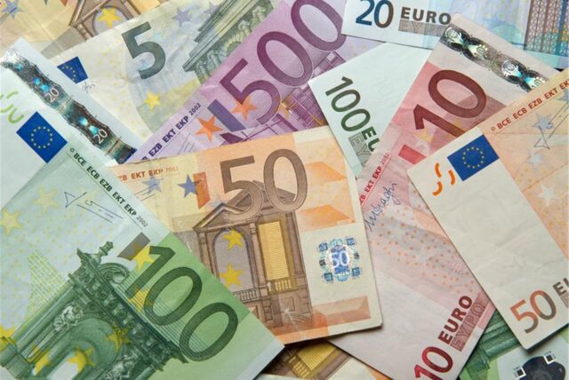 Zahlreiche Euro-Banknoten liegen auf einem Tisch.