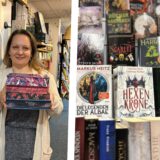 Natalia Tokar-Khan hält Bücher und eine Reihe an Büchern.
