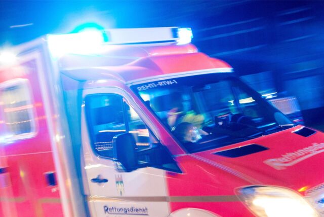 Ein Rettungswagen der Feuerwehr fährt mit Blaulicht durch eine Straße in Recklinghausen