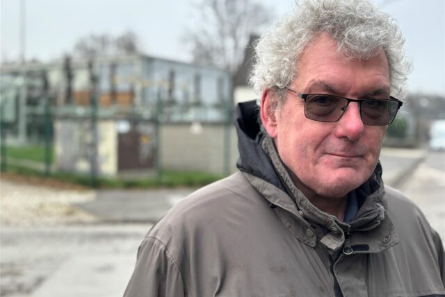 Klaus Langanki lebt seit 35 Jahren am Rande des alten Zechen- und später Kraftwerkgeländes im Dortmunder Westen in der Kreuzloh-Siedlung. Über die Pläne für den LogPoint Ruhr und alles, was damit zusammenhängt, ärgert er sich mit Nachbarn maßlos.