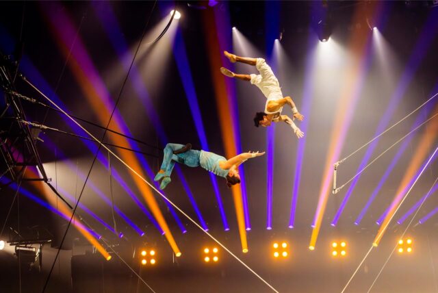 Die Premiere der Flic Flac X-Mas-Show am 11. Dezember in Dortmund begeisterte das Publikum mit einem einzigartigen Mix aus Trapezkunst, Jonglage, Turnakrobatik und atemberaubenden Motorrad-Stunts.
