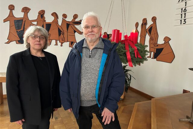 Susanne Kuckshoff und Hans-Joachim Brozda stehen in der Versöhnungskirche.