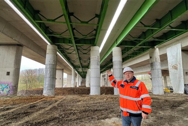 Jan Schneider von der Autobahn GmbH steht unter der Liedbachtalbrücke in Unna, die am 15. Dezember gesprengt wird.