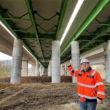 Jan Schneider von der Autobahn GmbH steht unter der Liedbachtalbrücke in Unna, die am 15. Dezember gesprengt wird.