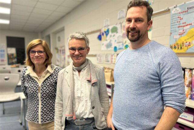 Lehrerin Bärbel Guske, Schulleiterin Susanne Bender und Matthias Schütze, Vorsitzender der Elternpflegschaft