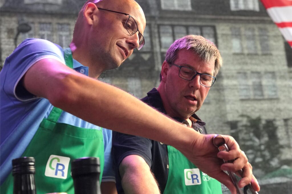 Marc Frese und Willi Müller (r.): Der eine vertritt den Stadtteilverein im Norden (Ickern), der andere im Süden (Merklinde). Hier kochen sie bei Castrop kocht über auf der Bühne. Marc Frese und Willi Müller (r.): Der eine vertritt den Stadtteilverein im Norden (Ickern), der andere im Süden (Merklinde). Hier kochen sie bei Castrop kocht über auf der Bühne.