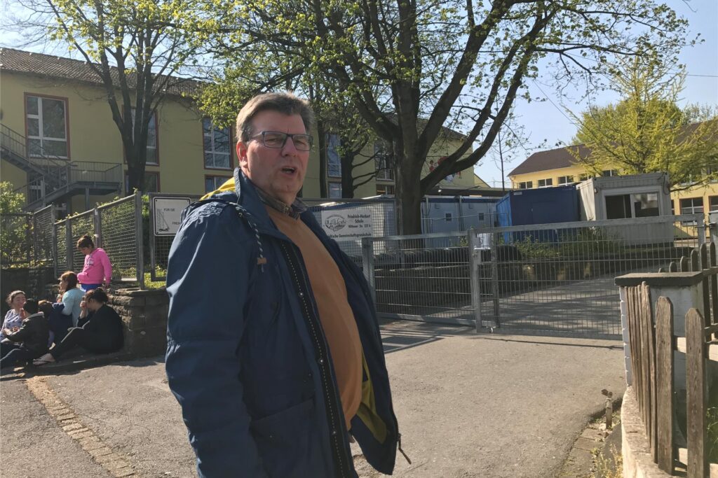 Willi Müller in der Harkortsiedlung: Hier ging er einst selbst zur Schule, die nun ein Bürgerzentrum ist. Heute wird dort, wo hier noch der alte Schultrakt zu sehen ist, eine Caritas-Kita gebaut. Willi Müller in der Harkortsiedlung: Hier ging er einst selbst zur Schule, die nun ein Bürgerzentrum ist. Heute wird dort, wo hier noch der alte Schultrakt zu sehen ist, eine Caritas-Kita gebaut.