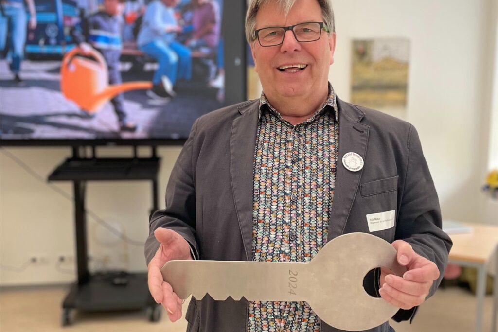 Willi Müller mit dem Schlüssel für das Bürgerzentrum Merklinde. Willi Müller mit dem Schlüssel für das Bürgerzentrum Merklinde.