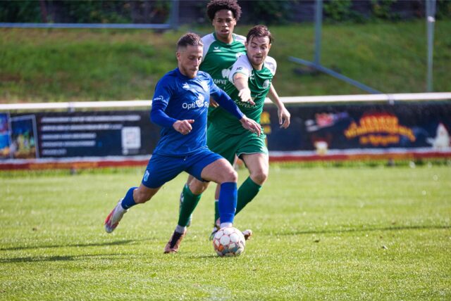 Julian Ucles Martinez (am Ball) trifft mit Wacker Obercastrop in der Westfalenliga 2 auf den SV Sodingen (grüne Trikots).