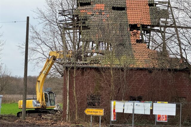 Der Hof Gralmann an der Zufahrt zur Siedlung in Deininghausen. Das Fachwerkhaus an der Oststraße verfällt seit Jahren.
