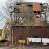 Der Hof Gralmann an der Zufahrt zur Siedlung in Deininghausen. Das Fachwerkhaus an der Oststraße verfällt seit Jahren.