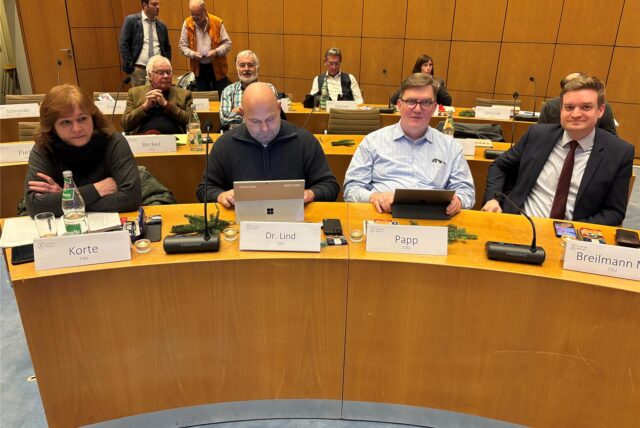 Die Oppositionsbank in der Ratssitzung am 12.12.2024 im Ratssaal der Stadt Castrop-Rauxel am Europaplatz: Politiker sind frustriert ob der Haushaltslage. Hier Annette Korte (FWI) mit Oliver Lind, Carsten Papp und Michael Breilmann sowie weiteren Vertretern von der CDU.