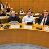 Die Oppositionsbank in der Ratssitzung am 12.12.2024 im Ratssaal der Stadt Castrop-Rauxel am Europaplatz: Politiker sind frustriert ob der Haushaltslage. Hier Annette Korte (FWI) mit Oliver Lind, Carsten Papp und Michael Breilmann sowie weiteren Vertretern von der CDU.