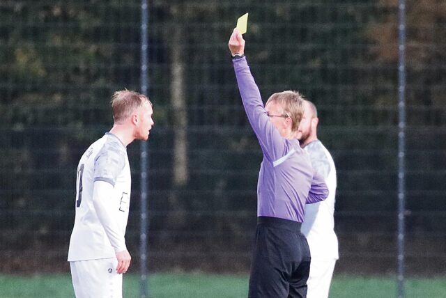Ein Foto, über das auch vor dem Sportgericht viel diskutiert wurde: Schiedsrichterin Verena Brunstermann-Jasper zeigt dem Hertener Christian Kopse die Gelbe Karte. Oder gilt sie gar nicht ihm?