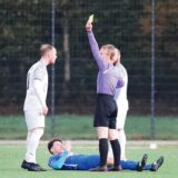 Ein Foto, über das auch vor dem Sportgericht viel diskutiert wurde: Schiedsrichterin Verena Brunstermann-Jasper zeigt dem Hertener Christian Kopse die Gelbe Karte. Oder gilt sie gar nicht ihm?