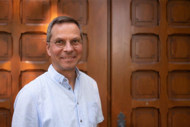 Jörg Winkelströter an der Kirchentür