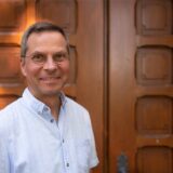 Jörg Winkelströter an der Kirchentür