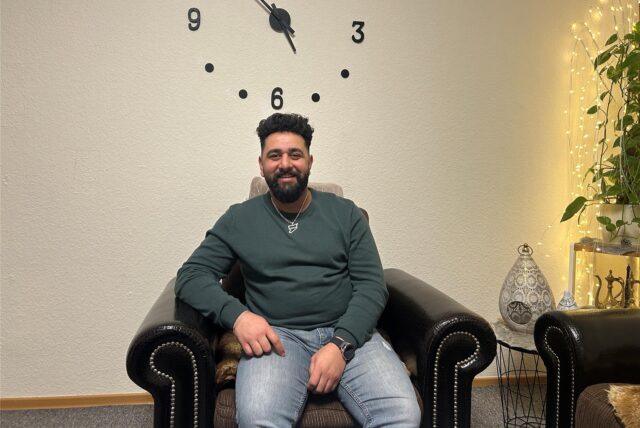 Der Syrer Zakaria Alnan sitzt in einem Sessel in seinem Wohnzimmer seiner Wohnung in Waltrop.