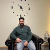 Der Syrer Zakaria Alnan sitzt in einem Sessel in seinem Wohnzimmer seiner Wohnung in Waltrop.