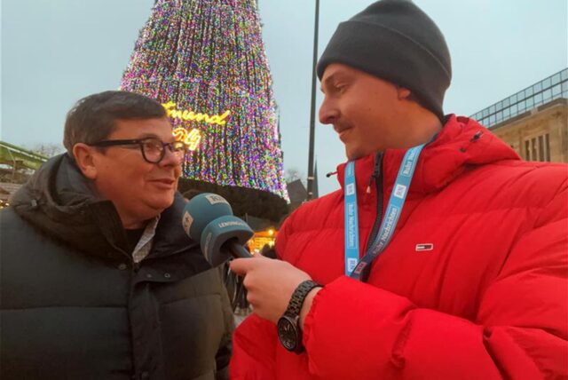 Schaustellersprecher Patrick Arens (l.) zieht ein Halbzeit-Fazit zum Dortmunder Weihnachtsmarkt.