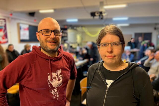 Jan Siebert und Sonja Lemke stehen am Abend der Kandidaten-Wahl von Die Linke für die Bundestagswahl 2025 in den Räumen der Partei in Dortmund.