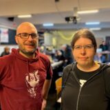 Jan Siebert und Sonja Lemke stehen am Abend der Kandidaten-Wahl von Die Linke für die Bundestagswahl 2025 in den Räumen der Partei in Dortmund.
